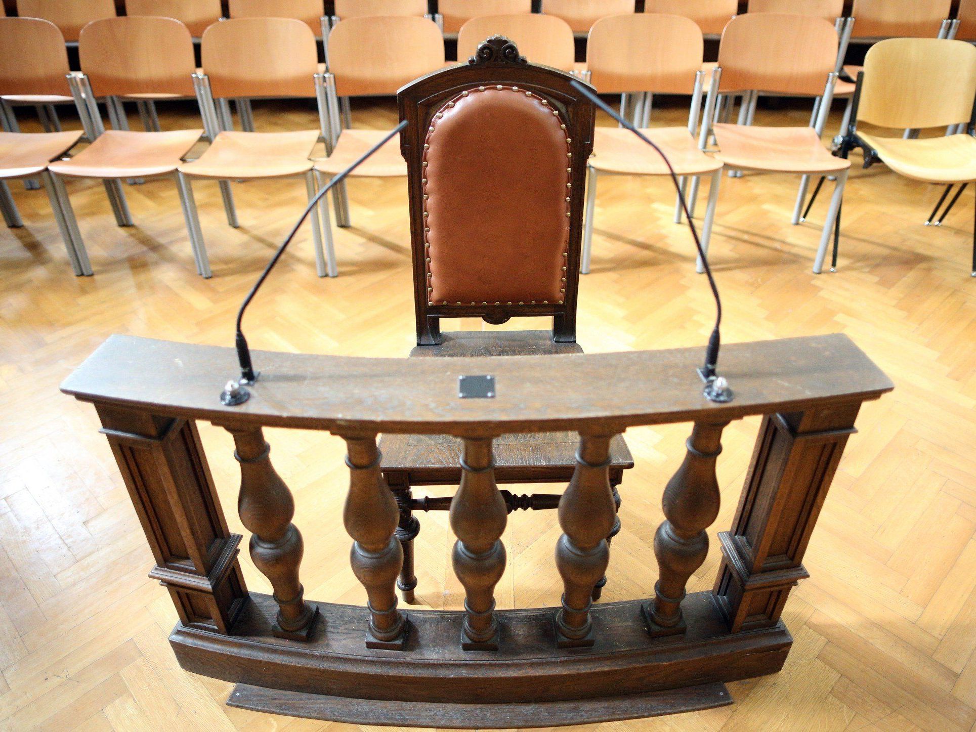 Schwyz: Bedingte Freiheitsstrafe für Polizist, der unbewaffneten Einbrecher erschoss. Schwyz: Bedingte Freiheitsstrafe für Polizist, der unbewaffneten Einbrecher erschoss.