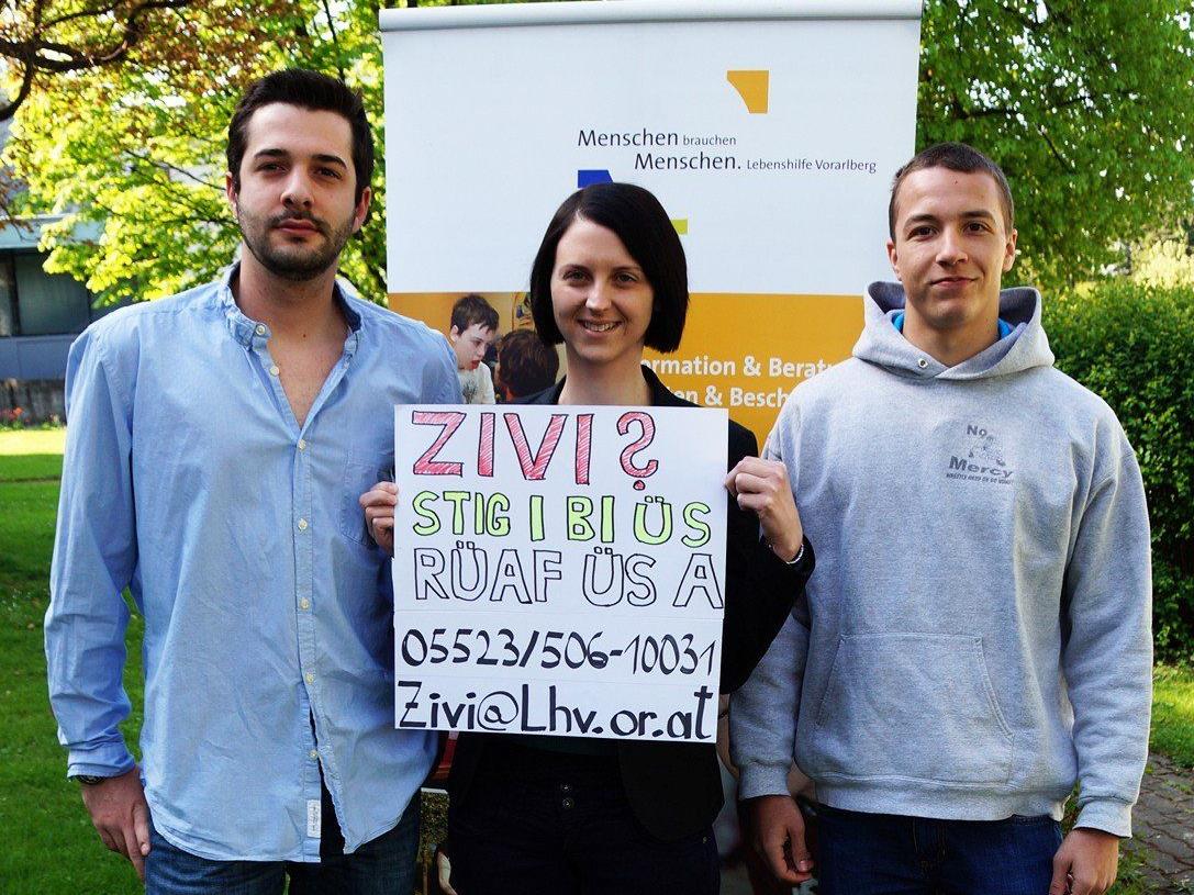 Die Zivildiener Magnus Mathis (links) und Lukas Kathan mit Lebenshilfe-Mitarbeiterin Daniela Hagen. Die Zivildiener Magnus Mathis (links) und Lukas Kathan mit Lebenshilfe-Mitarbeiterin Daniela Hagen.
