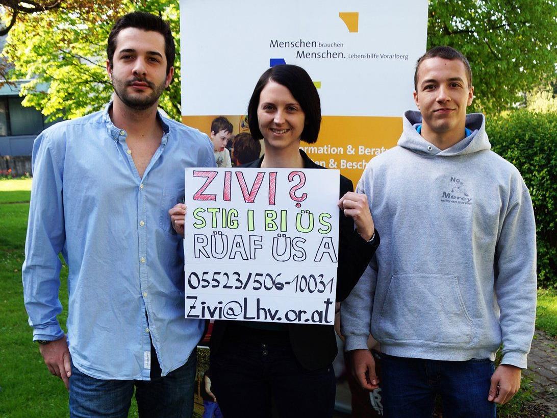 Die Zivildiener Magnus Mathis (links) und Lukas Kathan mit Lebenshilfe-Mitarbeiterin Daniela Hagen. Die Zivildiener Magnus Mathis (links) und Lukas Kathan mit Lebenshilfe-Mitarbeiterin Daniela Hagen.