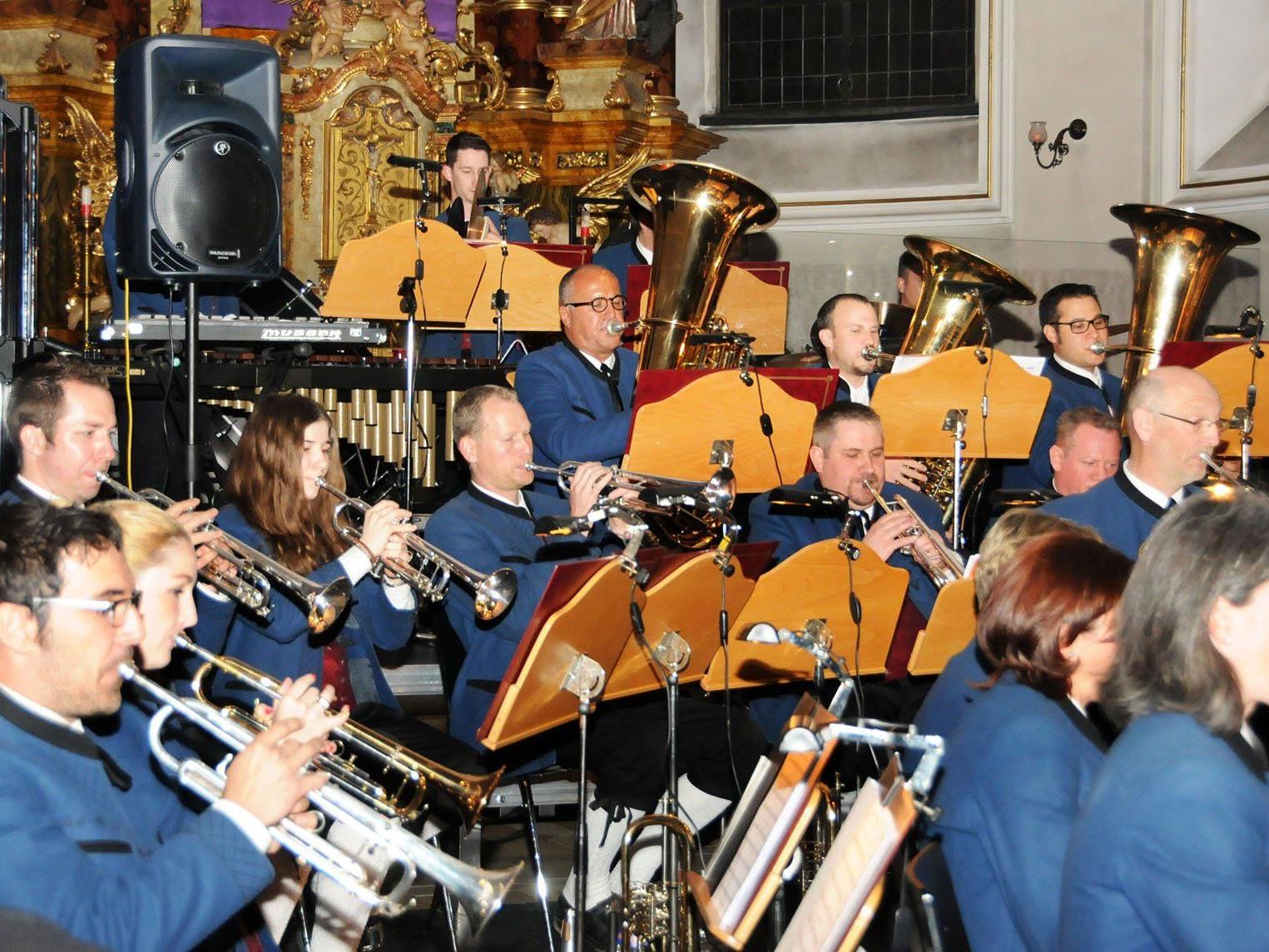Die Bürgermusik Höchst bei ihrem beeindruckenden Jubiläumskonzert in der Pfarrkirche
