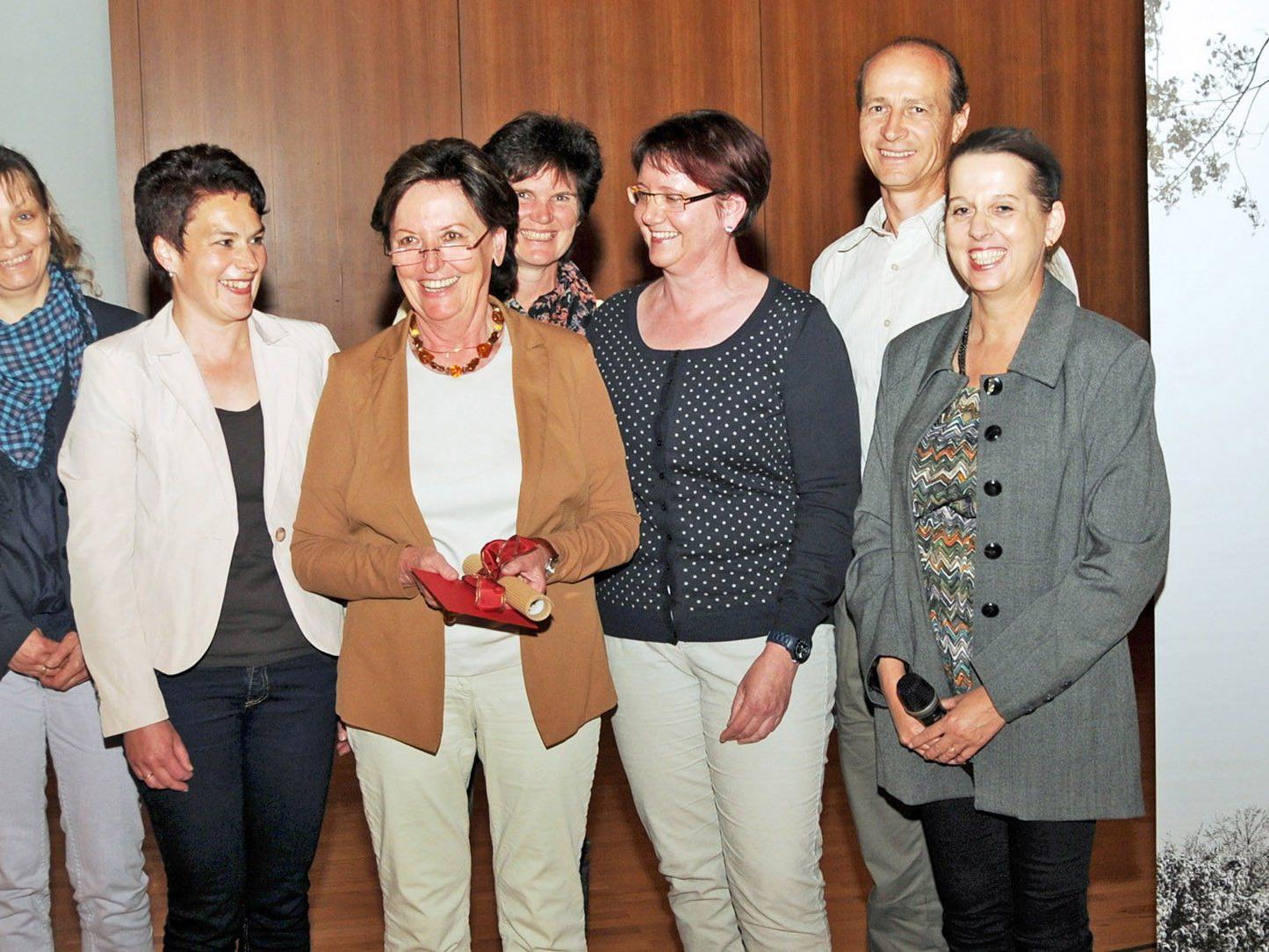 Die diplomierten Pflegefachkräfte im Rheindelta mit der scheidenden Obfrau Adelheid Wlcek.