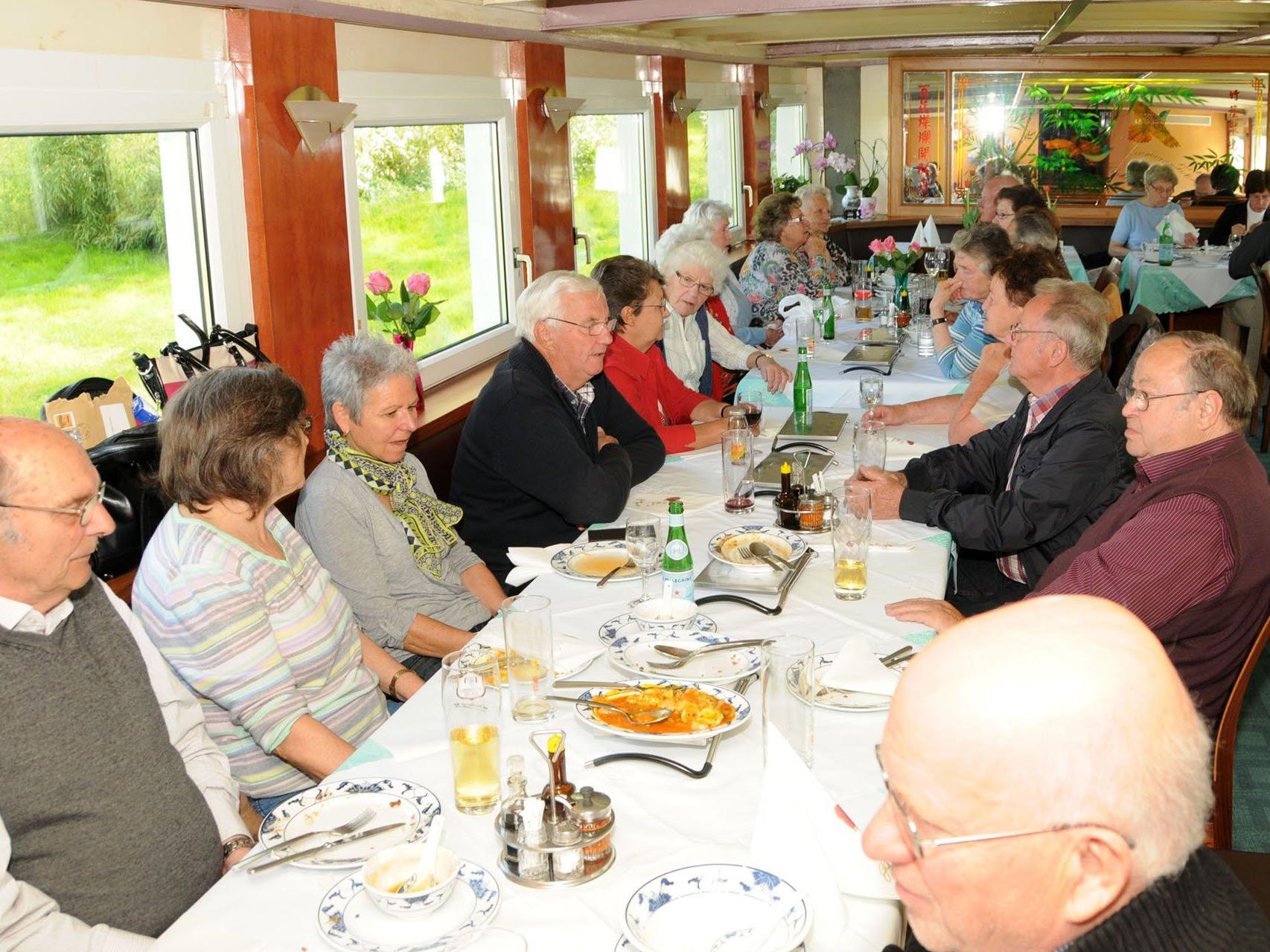 Mittagstisch für Senioren auf dem Restaurantschiff „Hu Bin" in Gaißau