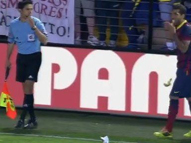 Dani Alves reagierte auf Bananenwurf mit Humor Dani Alves reagierte auf Bananenwurf mit Humor