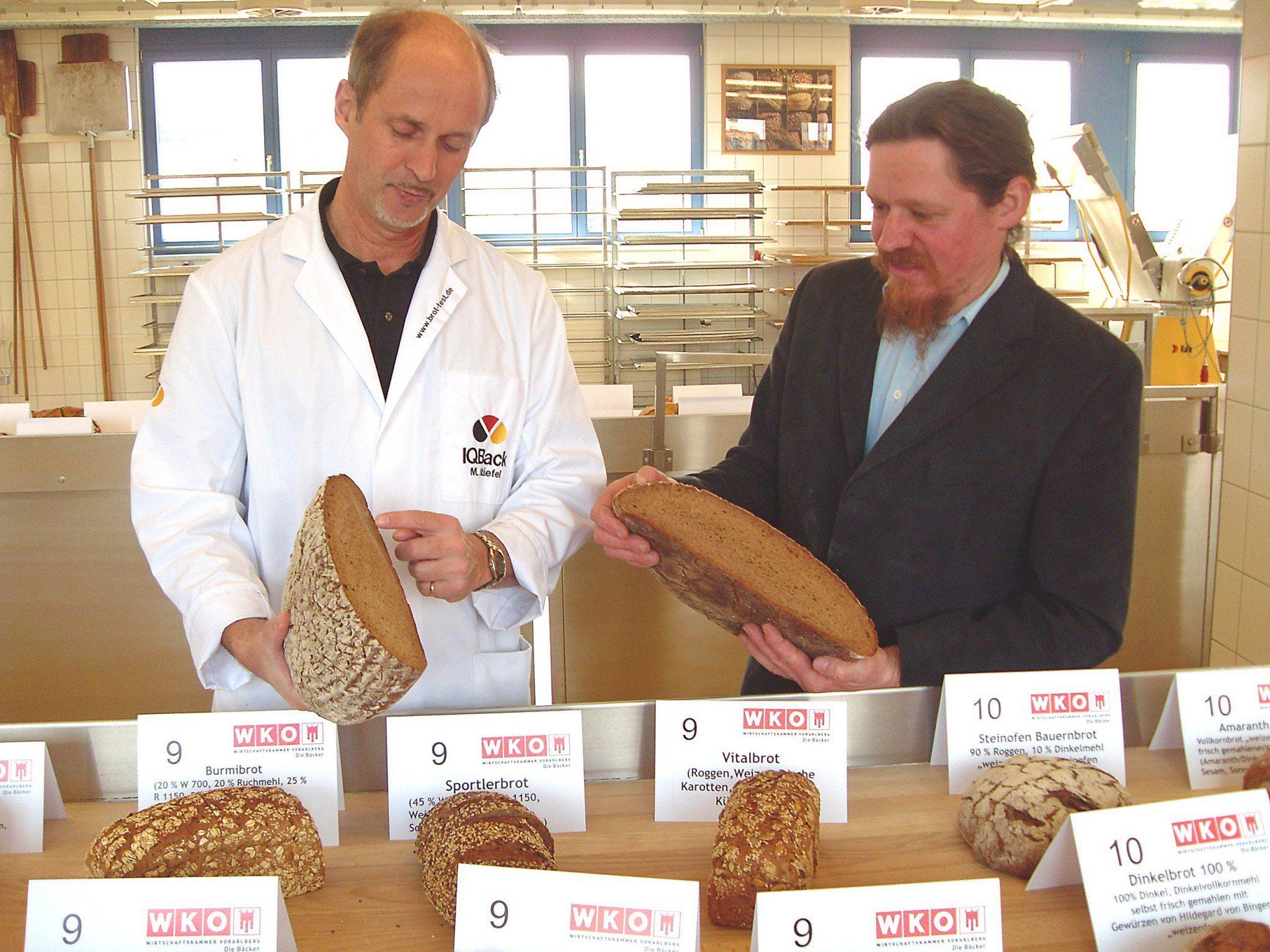 Manfred Stiefel (l.), Sachverständiger und Qualitätsprüfer der IQ Back aus Deutschland, mit Markus Stadelmann, Innungsmeisterstellvertreter der Bäcker, WKV, bei der Brotkontrolle in Hohenems. Manfred Stiefel (l.), Sachverständiger und Qualitätsprüfer der IQ Back aus Deutschland, mit Markus Stadelmann, Innungsmeisterstellvertreter der Bäcker, WKV, bei der Brotkontrolle in Hohenems.
