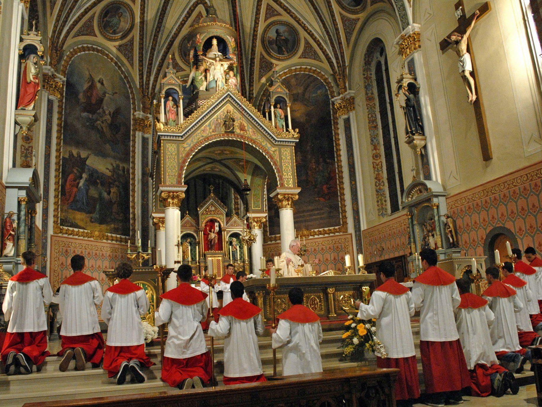 An der Osternachtfeier in der Pfarrkirche Schruns nahmen auch viele Ministranten teil. An der Osternachtfeier in der Pfarrkirche Schruns nahmen auch viele Ministranten teil.