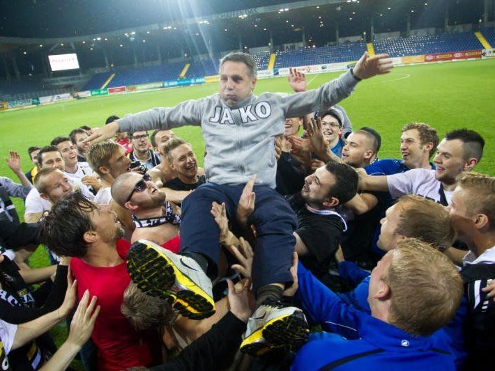 Trainer Canadi wird von den Fans gefeiert Trainer Canadi wird von den Fans gefeiert