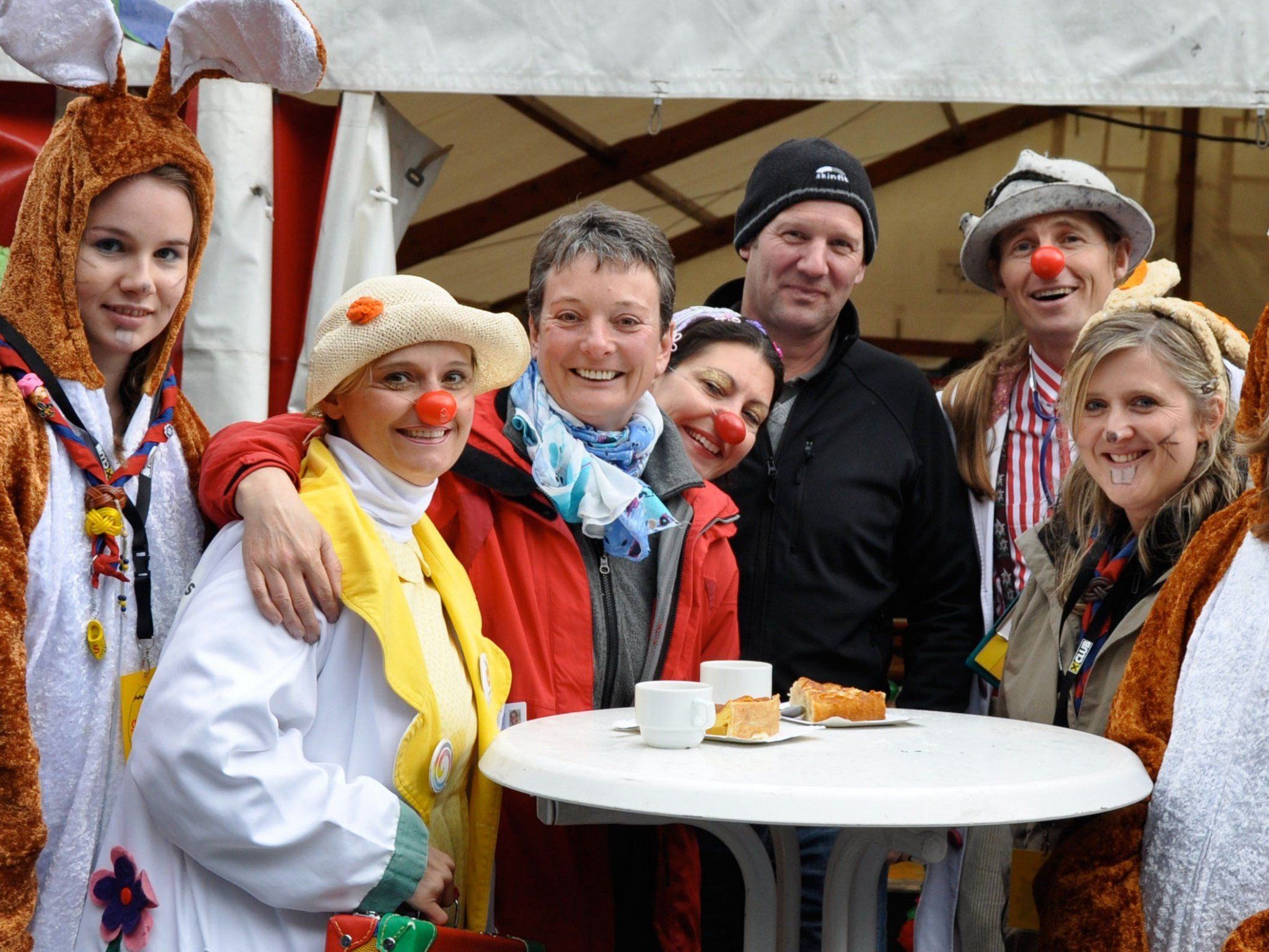 Sennhof spendiert Eier für die große Ostereiersuche im Frutzwald zugunsten der ClinicClowns. Sennhof spendiert Eier für die große Ostereiersuche im Frutzwald zugunsten der ClinicClowns.