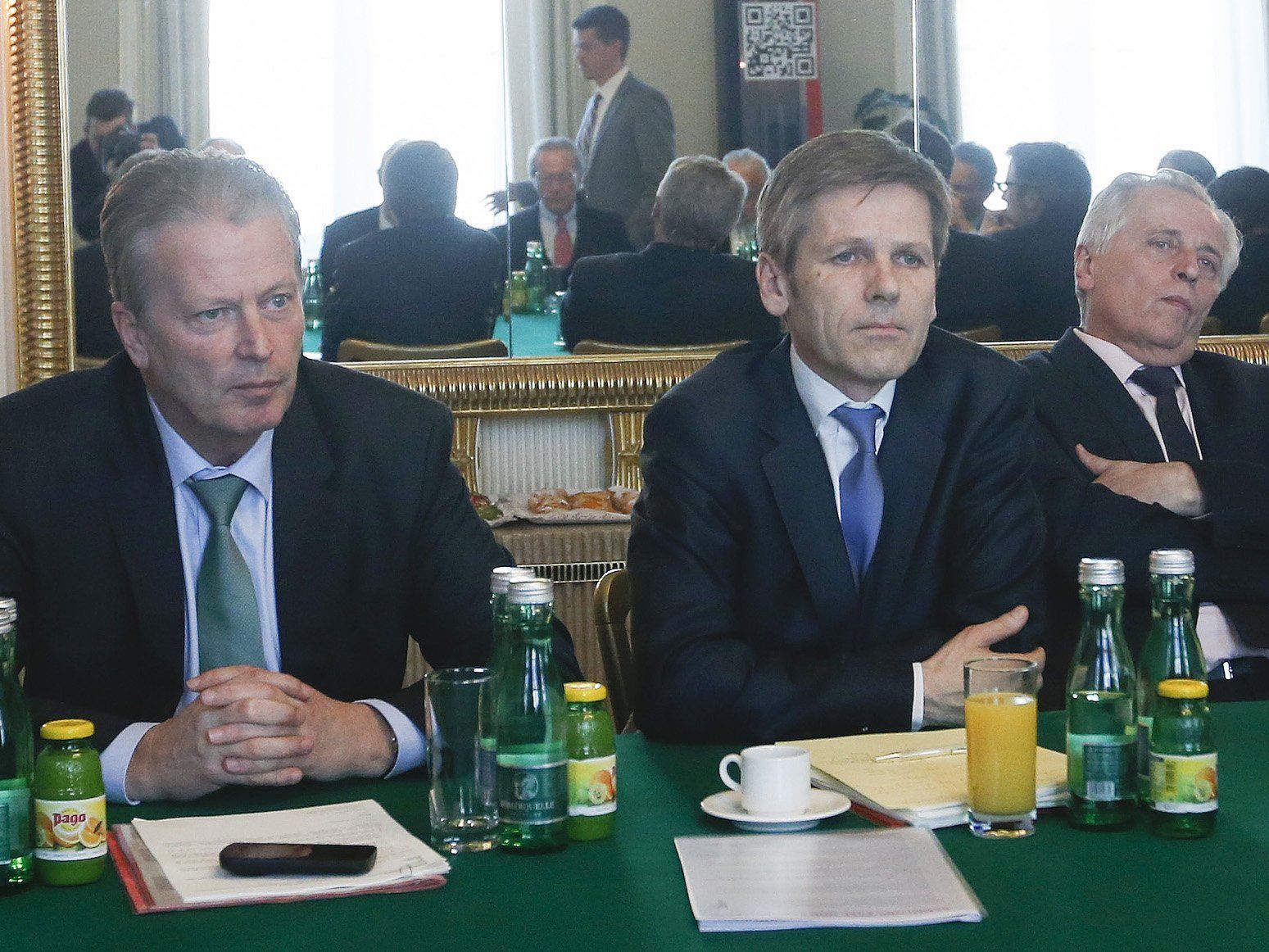 Die Bundesminister (v.l.n.r.) Mitterlehner, Ostermayer und Hundstorfer Beginn des Runden Tisches. Die Bundesminister (v.l.n.r.) Mitterlehner, Ostermayer und Hundstorfer Beginn des Runden Tisches.