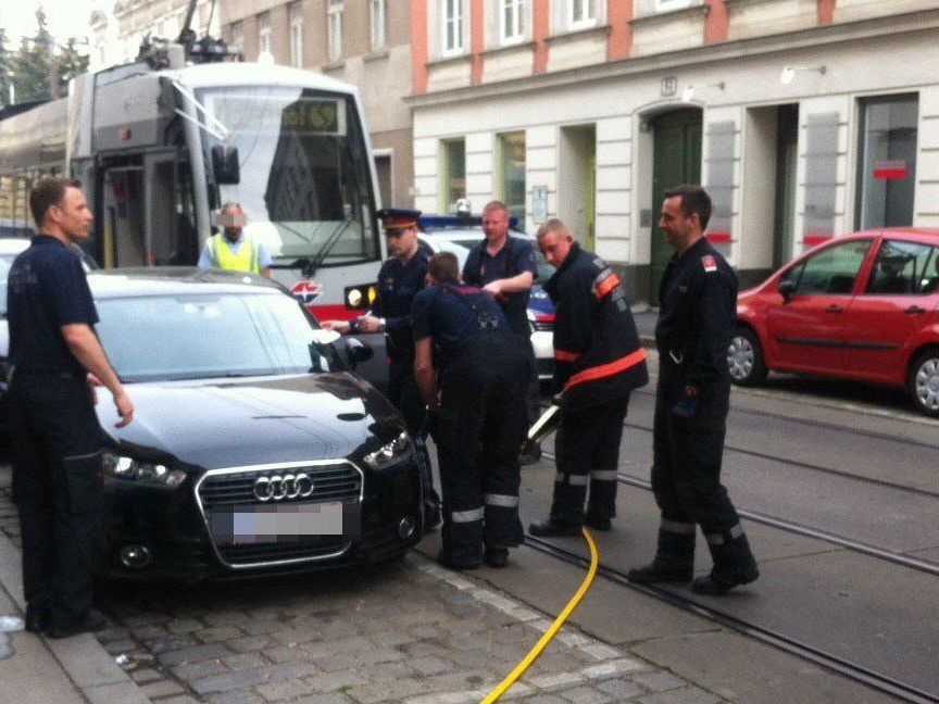 Ein Falschparker blockierte in Wien-Hernals den Öffi-Verkehr.