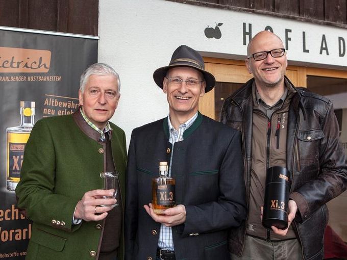Mit dem „Xi.3 2010“ reiht sich Richard Dietrich jetzt auch in den Kreis der Whisky-Brenner ein. Mit dem „Xi.3 2010“ reiht sich Richard Dietrich jetzt auch in den Kreis der Whisky-Brenner ein.