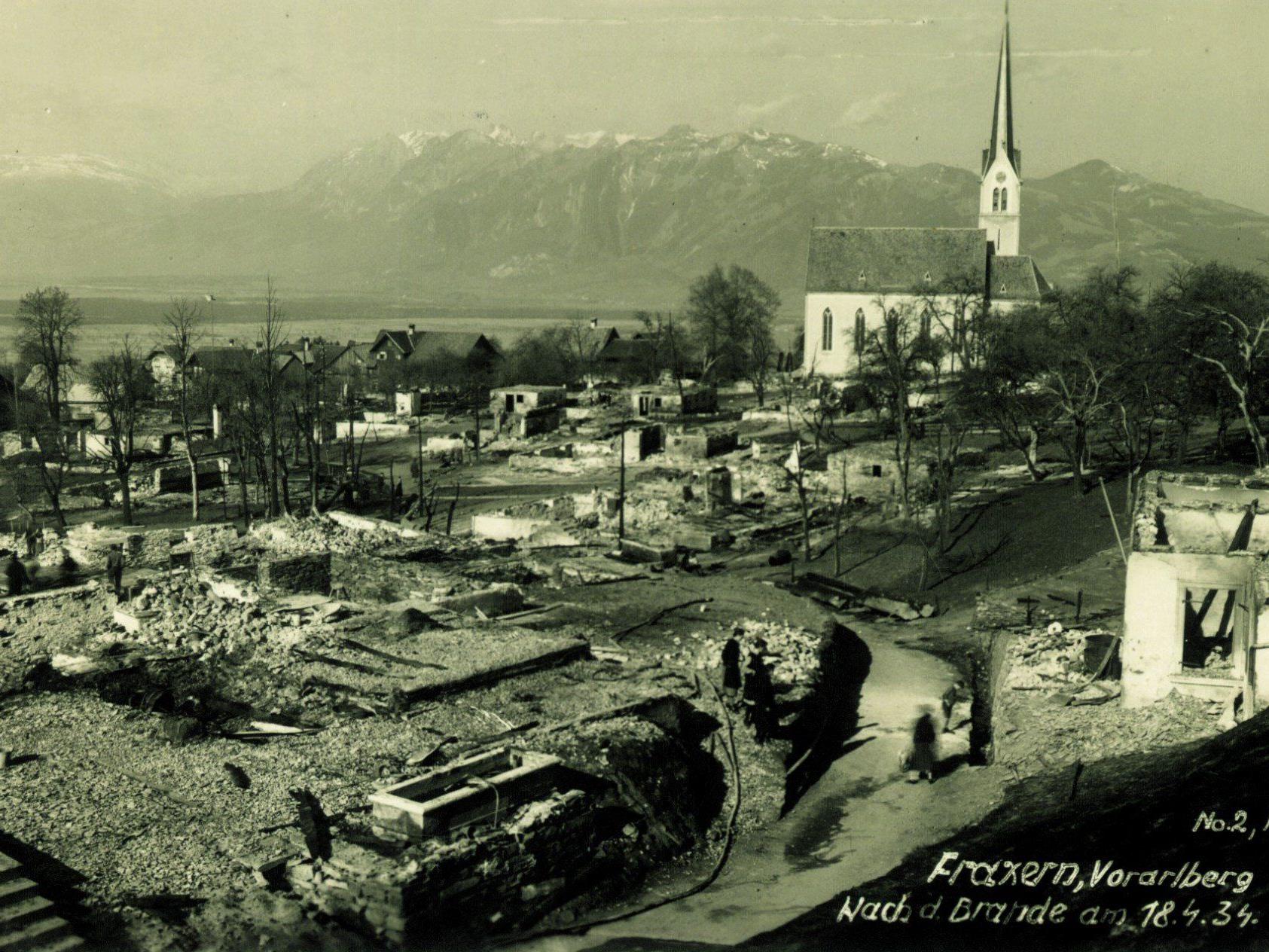 Ausstellung der Feuerwehr im Jakob-Summer-Saal am 25., 26. und 27. April. Bei der Katastrophe in Fraxern 1934 brannte das halbe Dorf (34 Gebäude) nieder. 1 Todesopfer.