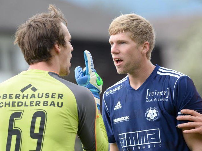 Meinungsverschiedenheiten zwischen Bizau-Goalie Marc Gasser und Andelsbuch-Torjäger Rochus Schallert. Meinungsverschiedenheiten zwischen Bizau-Goalie Marc Gasser und Andelsbuch-Torjäger Rochus Schallert.