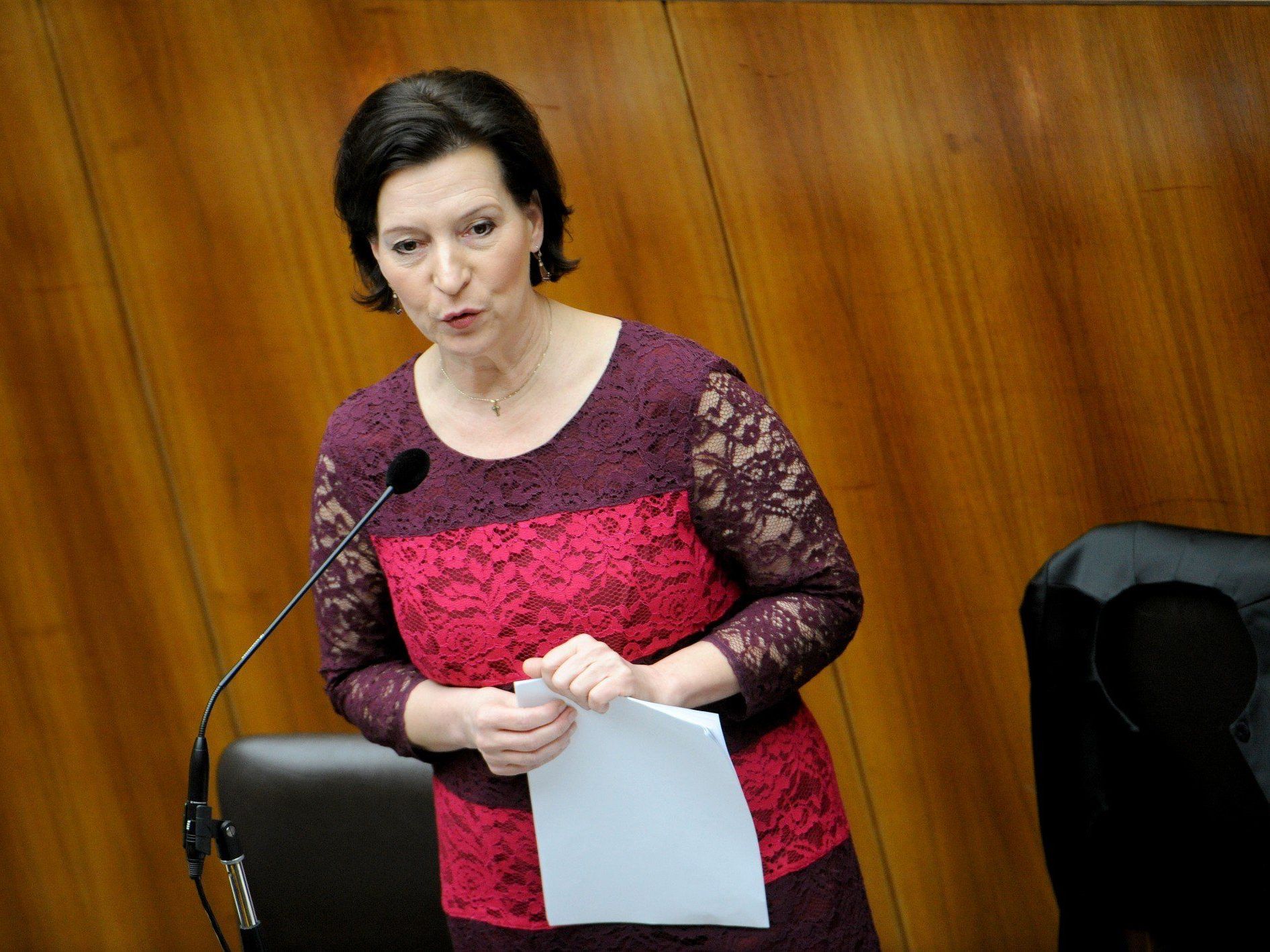 Bildungsministerin Heinisch-Hosek muss 60 Mio. Euro einsparen. Bildungsministerin Heinisch-Hosek muss 60 Mio. Euro einsparen.