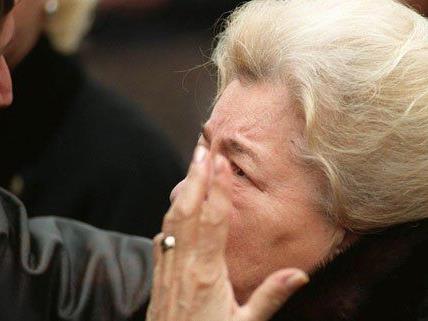 Maria Hölzel beim Begräbnis ihres Sohnes im Jahr 1998. Maria Hölzel beim Begräbnis ihres Sohnes im Jahr 1998.