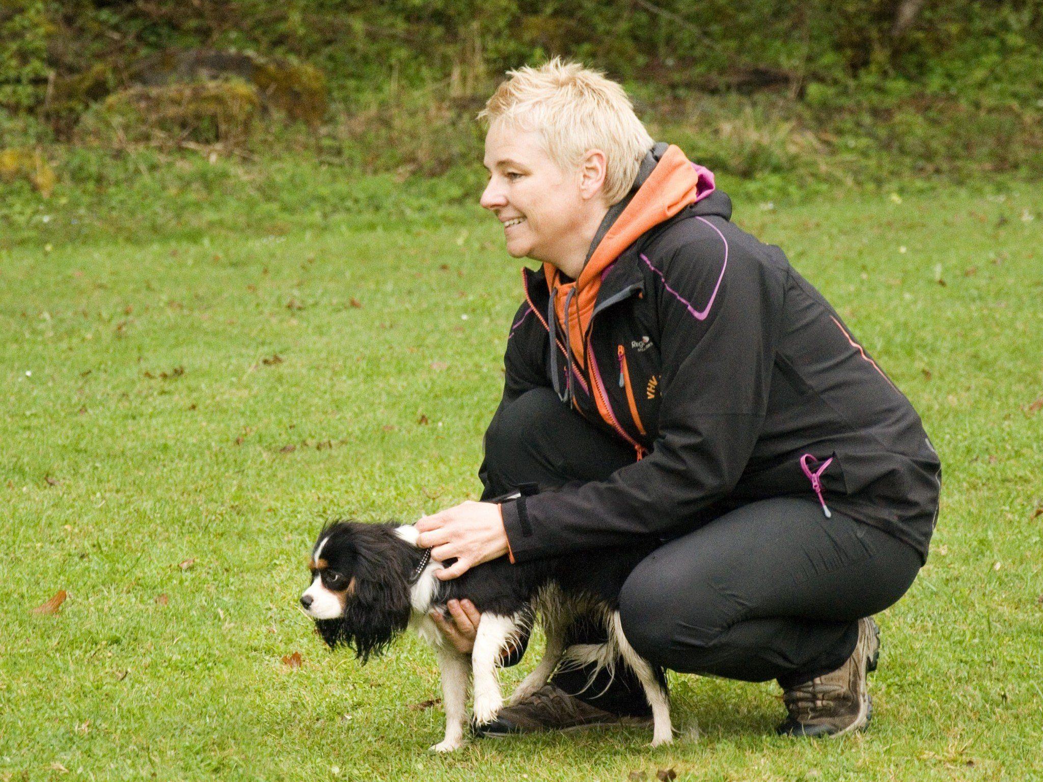 Hundetrainerin Doris Spettl bereitet "Bonny" darauf vor, von ihrer Besitzerin "abgerufen" zu werden