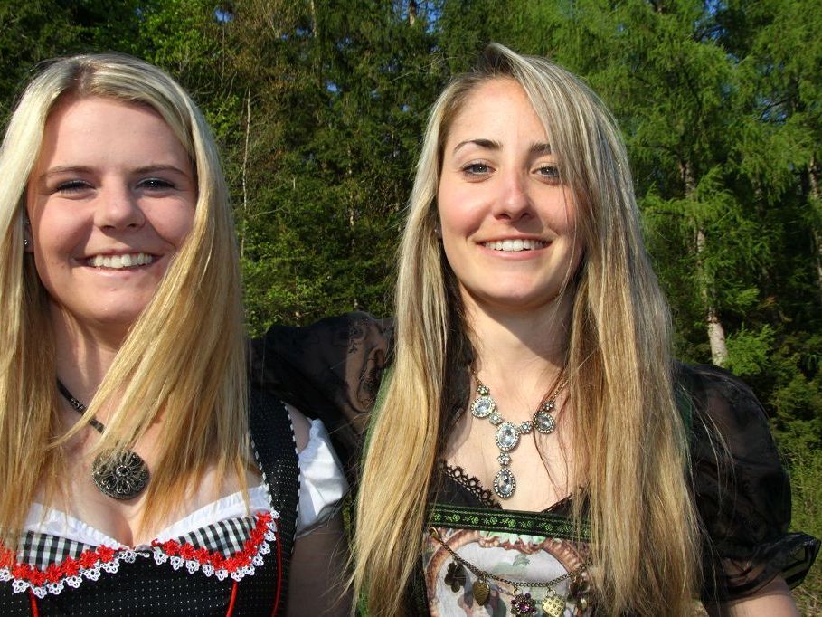 Die Nenzingerin Kerstin Nicolussi und Michelle Morik (r.) präsentierten sich beim Fotoshooting im Dirndl und machten eine sehr gute Figur. Die Nenzingerin Kerstin Nicolussi und Michelle Morik (r.) präsentierten sich beim Fotoshooting im Dirndl und machten eine sehr gute Figur.