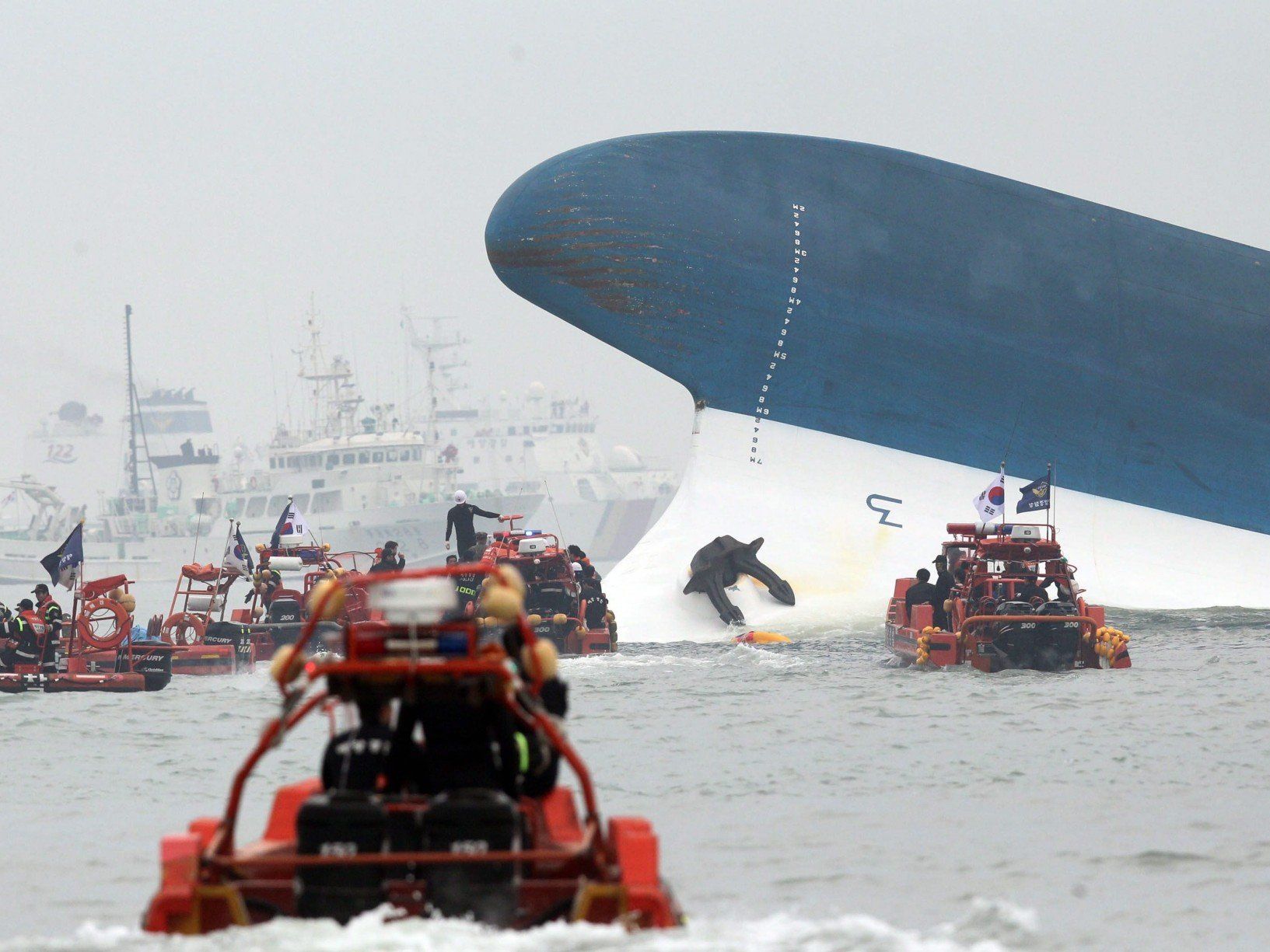 Experten vermuteten, dass die Fähre auf einen Felsen gelaufen sein könnte. Experten vermuteten, dass die Fähre auf einen Felsen gelaufen sein könnte.