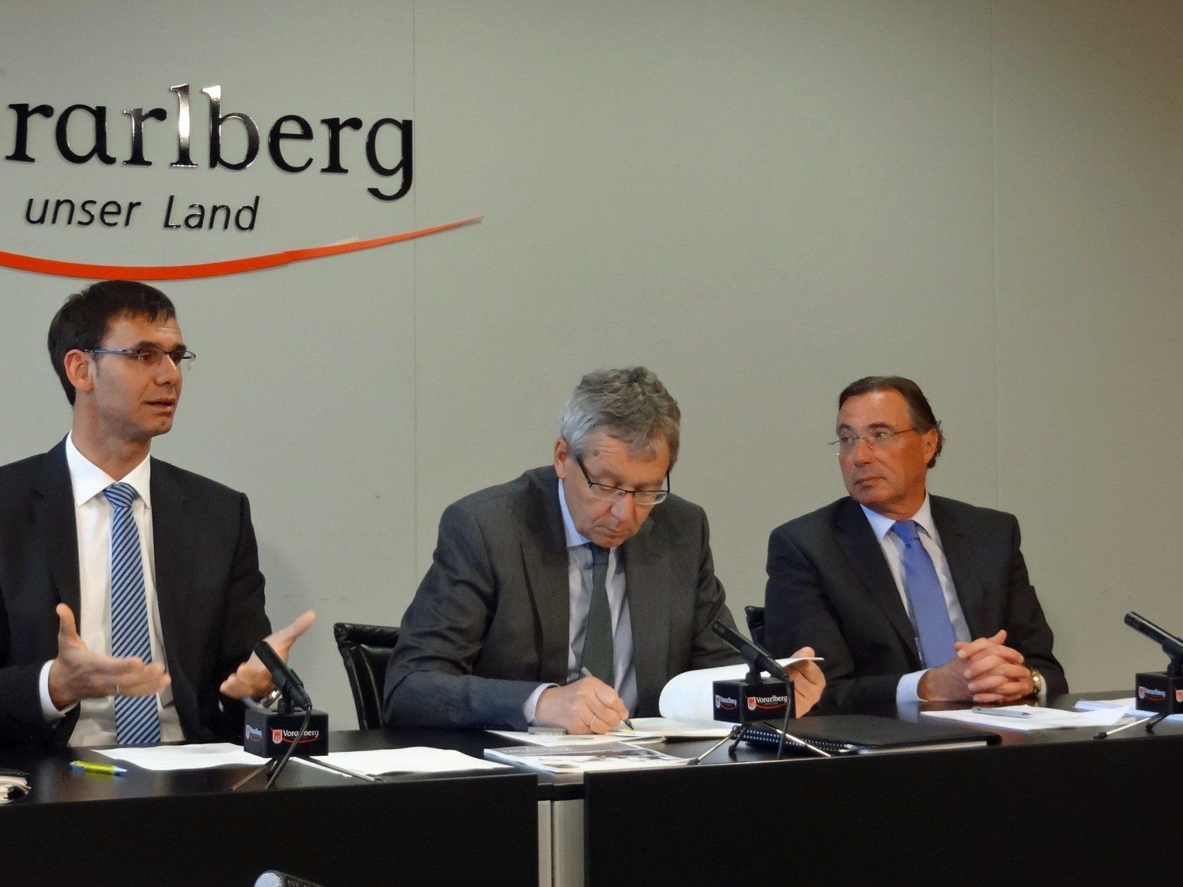 LH Wallner, LSth. Rüdisser und WK-Direktor Steurer präsentierten im Pressefoyer das Update des Vorarlberger Wirtschaftsleitbildes