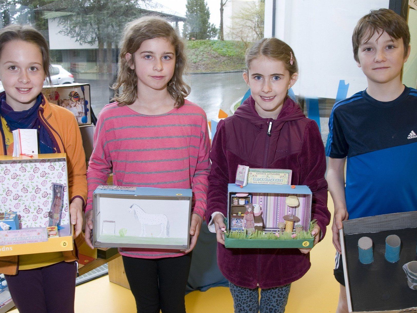 Timna, Linda, Tabea und Tobias präsentieren ihr "Schuhkarton-Theater" Timna, Linda, Tabea und Tobias präsentieren ihr "Schuhkarton-Theater"