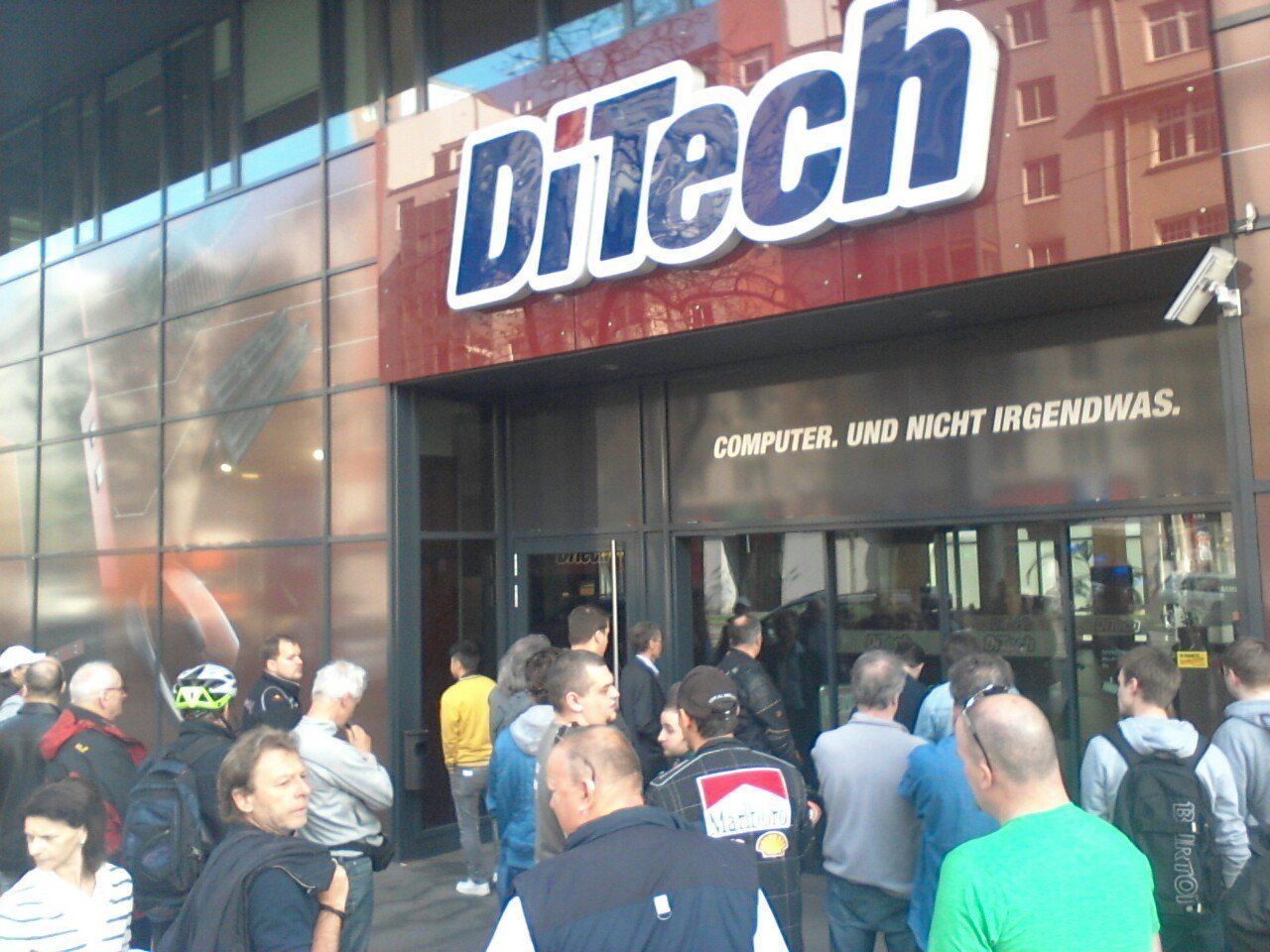 Kunden hoffen auf Abverkaufs-Schnäppchen bei DiTech. Kunden hoffen auf Abverkaufs-Schnäppchen bei DiTech.