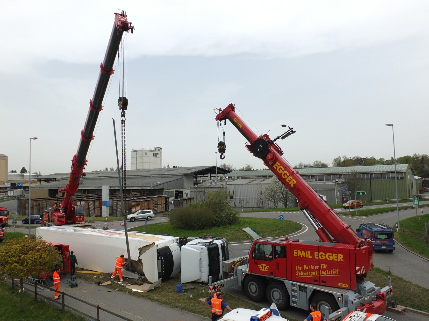 Zwei Spezialkräne stellten den Sattelzug wieder auf die Räder. Zwei Spezialkräne stellten den Sattelzug wieder auf die Räder.