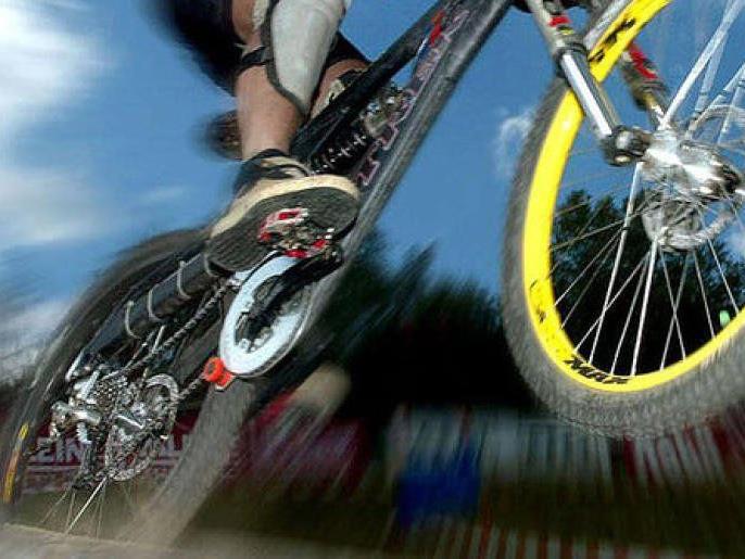Mountainbiker schätzte Verengung des Radweges zu spät ein, stürzte und wurde schwer verletzt. Ein Fall für das Gericht.