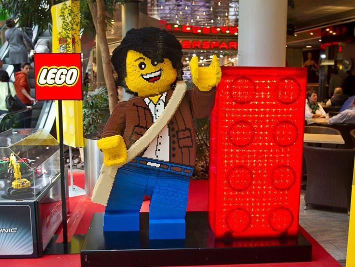 Im Europark sind lebensgroße Lego-Figuren ausgestellt.