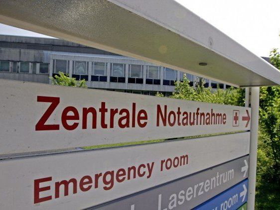 Mann war vor Krankenhaus kollabiert - Mitarbeiter rief Feuerwehr. Mann war vor Krankenhaus kollabiert - Mitarbeiter rief Feuerwehr.