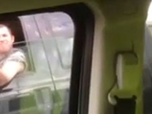 Strafe für diesen Verkehrsrowdy folgt auf den Fuß. Strafe für diesen Verkehrsrowdy folgt auf den Fuß.