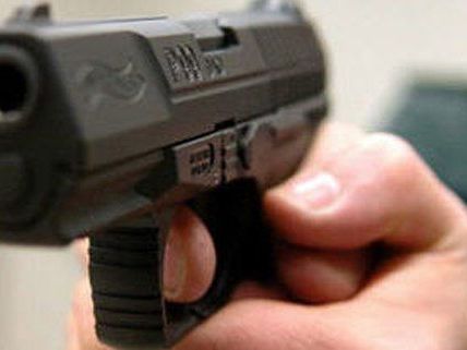 Der Täter war mit einer schwarzen Pistole bewaffnet. Der Täter war mit einer schwarzen Pistole bewaffnet.