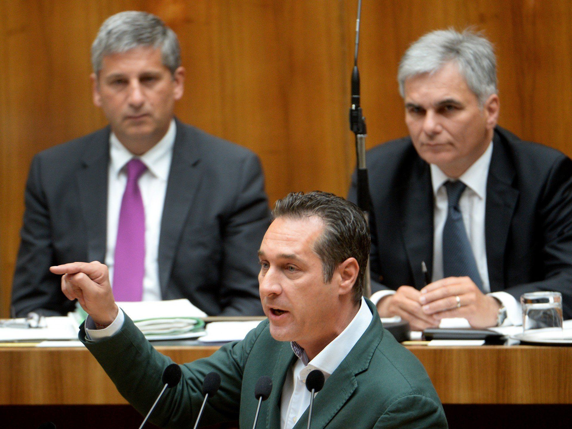 FPÖ, Grüne, Team Stronach und Neos orten gebrochene Versprechen. FPÖ, Grüne, Team Stronach und Neos orten gebrochene Versprechen.