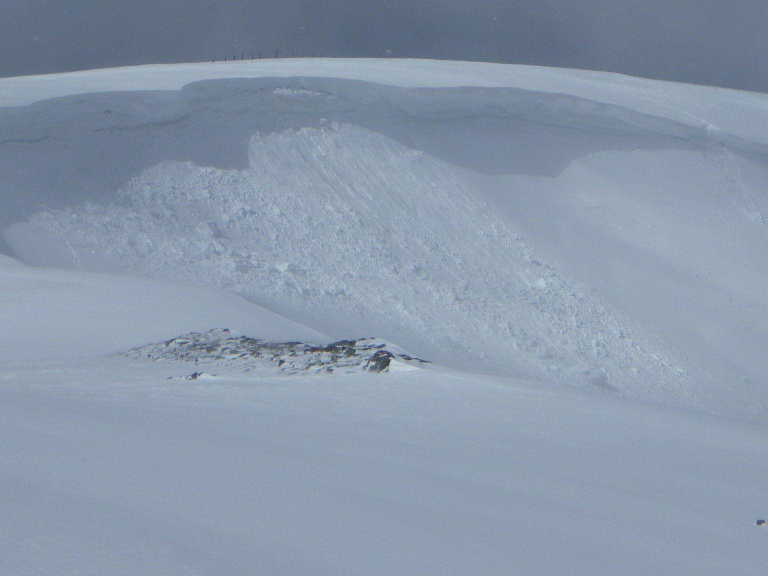 In der Nähe des Gipfels im Bereich der Mühlhauserhöhe haben die beiden Frau unterhalb der Schneewechte gerastet.