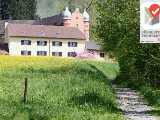 Der Schotterweg wurde noch am selben Tag in Angriff genommen, der Verkehrsspiegel soll folgen. Der Schotterweg wurde noch am selben Tag in Angriff genommen, der Verkehrsspiegel soll folgen.