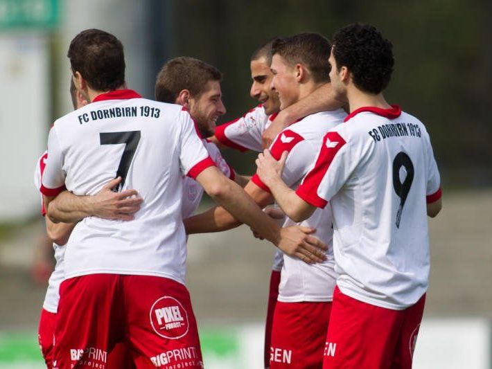 Jubel im Lager von FC Dornbirn nach dem 2:1-Heimsieg gegen Schwaz.