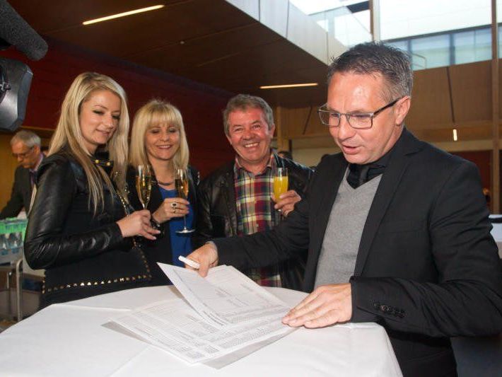 Trainer Damir Canadi und charmante Freunde des SCR Altach ließen sich das Event nicht entgehen. Trainer Damir Canadi und charmante Freunde des SCR Altach ließen sich das Event nicht entgehen.