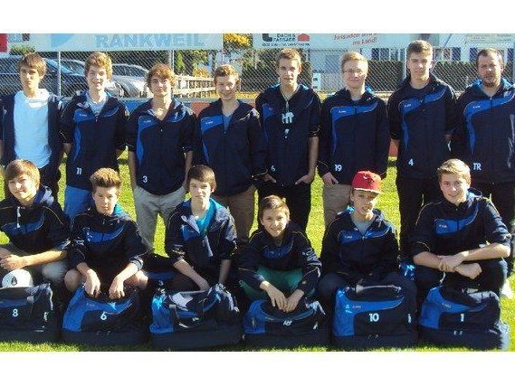 U16-Mannschaft mit den neuen Sweatern U16-Mannschaft mit den neuen Sweatern