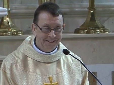 Gänsehaut garantiert: Father Kelly sorgt mit Gesangseinlage bei irischer Hochzeit für tosenden Applaus. Gänsehaut garantiert: Father Kelly sorgt mit Gesangseinlage bei irischer Hochzeit für tosenden Applaus.