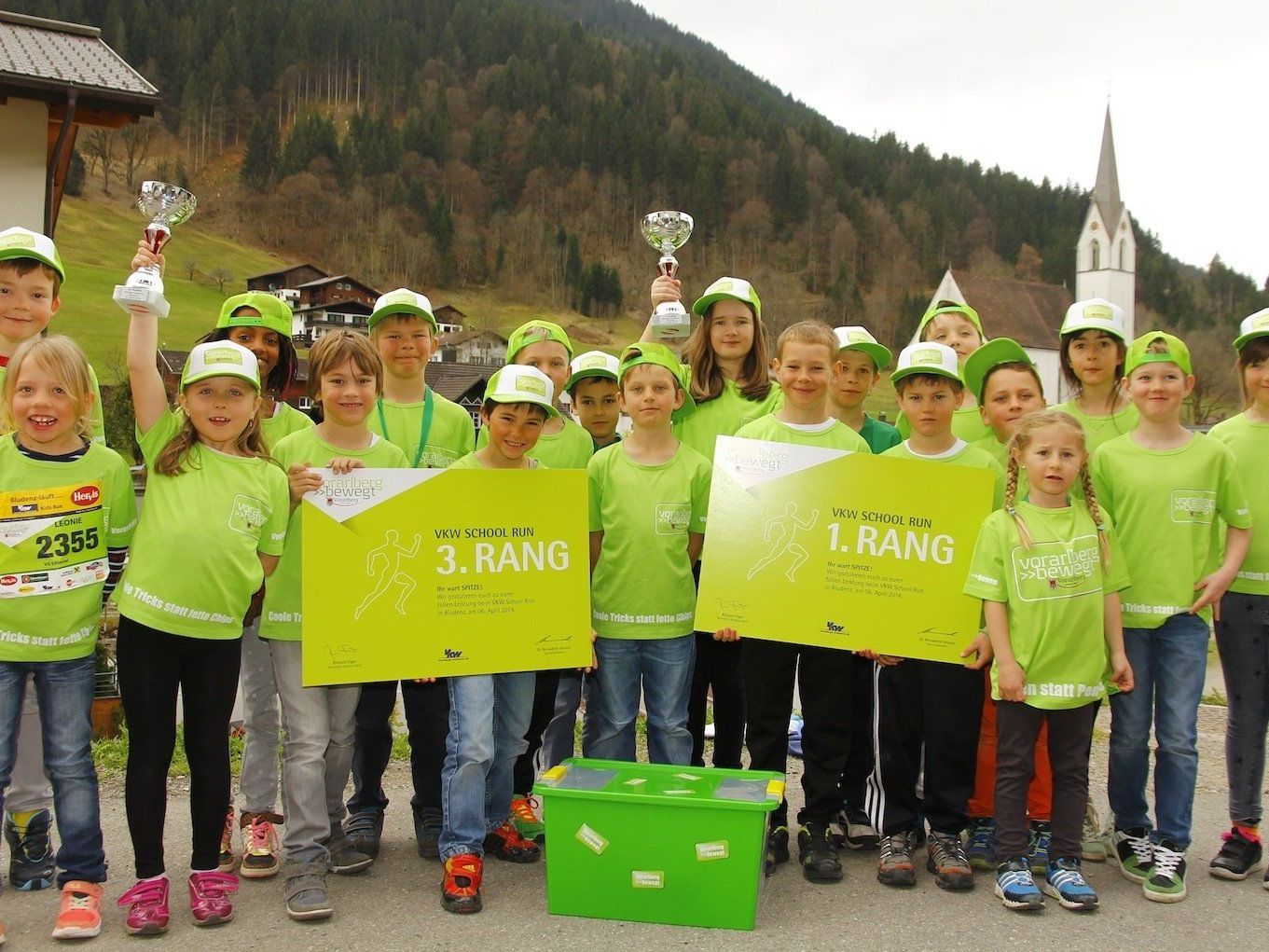 Die Schülerinnen und Schüler der VS Silbertal freuen sich über ihren Sieg. Die Schülerinnen und Schüler der VS Silbertal freuen sich über ihren Sieg.