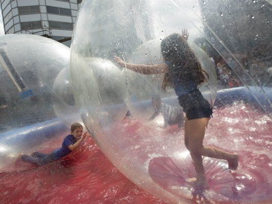 Symbolbild: Kinder in Aqua-Zorbing-Kugeln in Wasserbasins in Berlin. Symbolbild: Kinder in Aqua-Zorbing-Kugeln in Wasserbasins in Berlin.