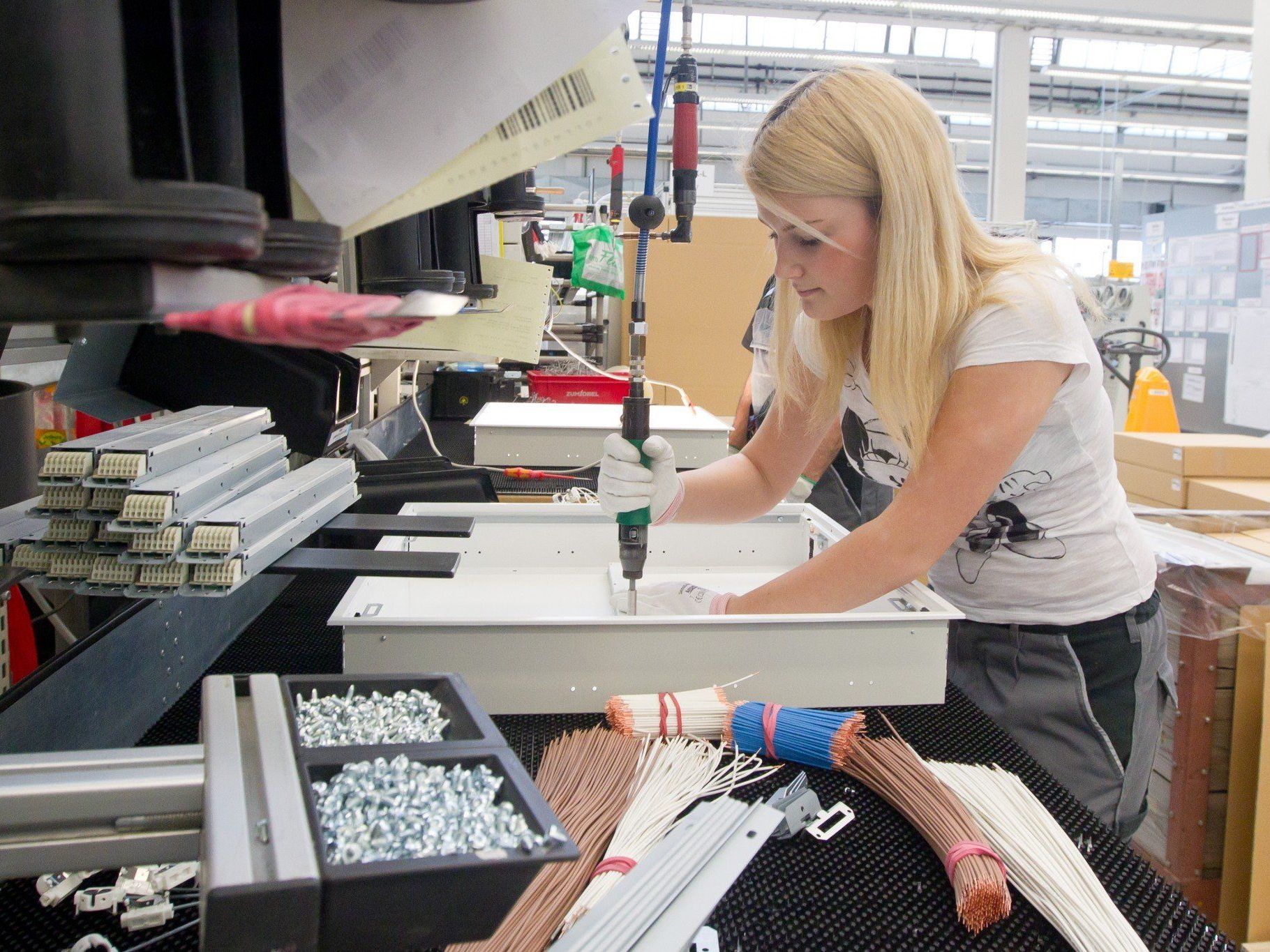 Die Maßnahmen würden alleine im vierten Quartal des noch laufenden Geschäftsjahres zu Restrukturierungsaufwendungen von weiteren 15 bis 20 Mio. Euro führen. Die Maßnahmen würden alleine im vierten Quartal des noch laufenden Geschäftsjahres zu Restrukturierungsaufwendungen von weiteren 15 bis 20 Mio. Euro führen.