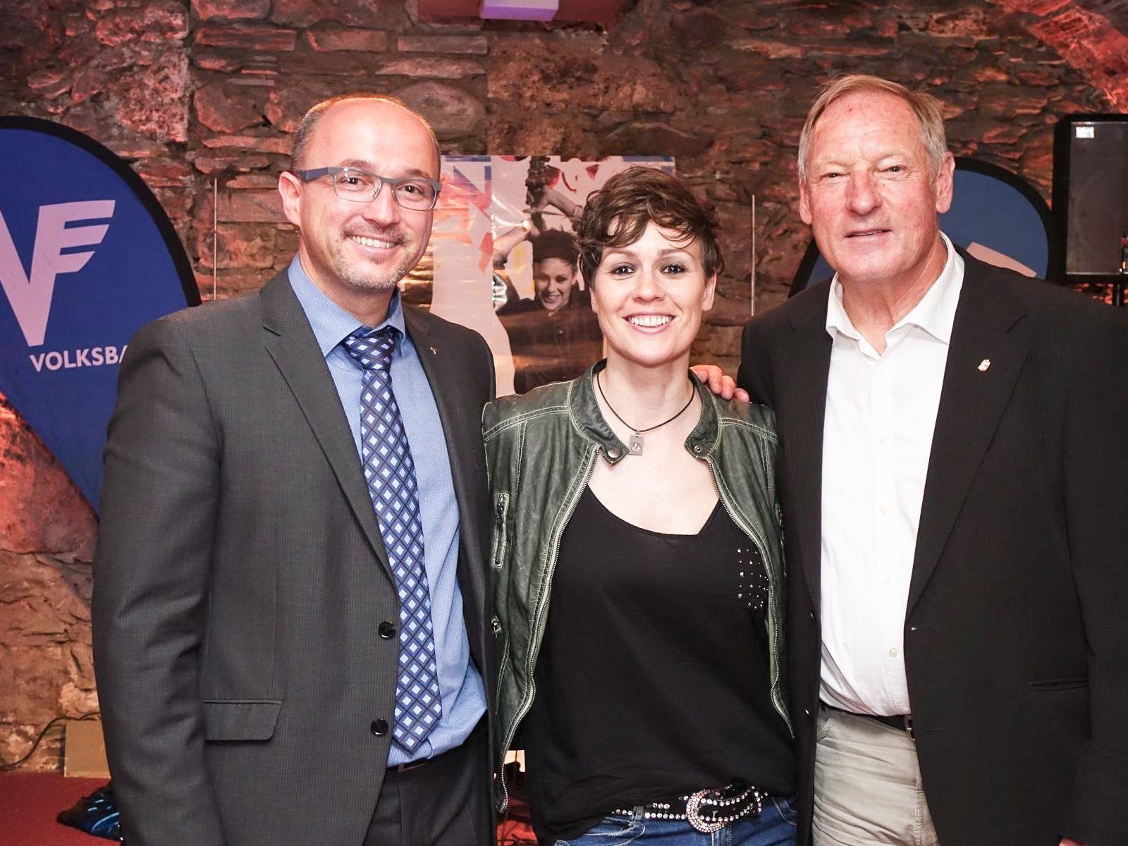 von links: Der Leiter der Volksbank Bad Hofgastein, Sebastian Weiß, Sharron Levy und Bürgermeister Friedrich Zettinig. von links: Der Leiter der Volksbank Bad Hofgastein, Sebastian Weiß, Sharron Levy und Bürgermeister Friedrich Zettinig.