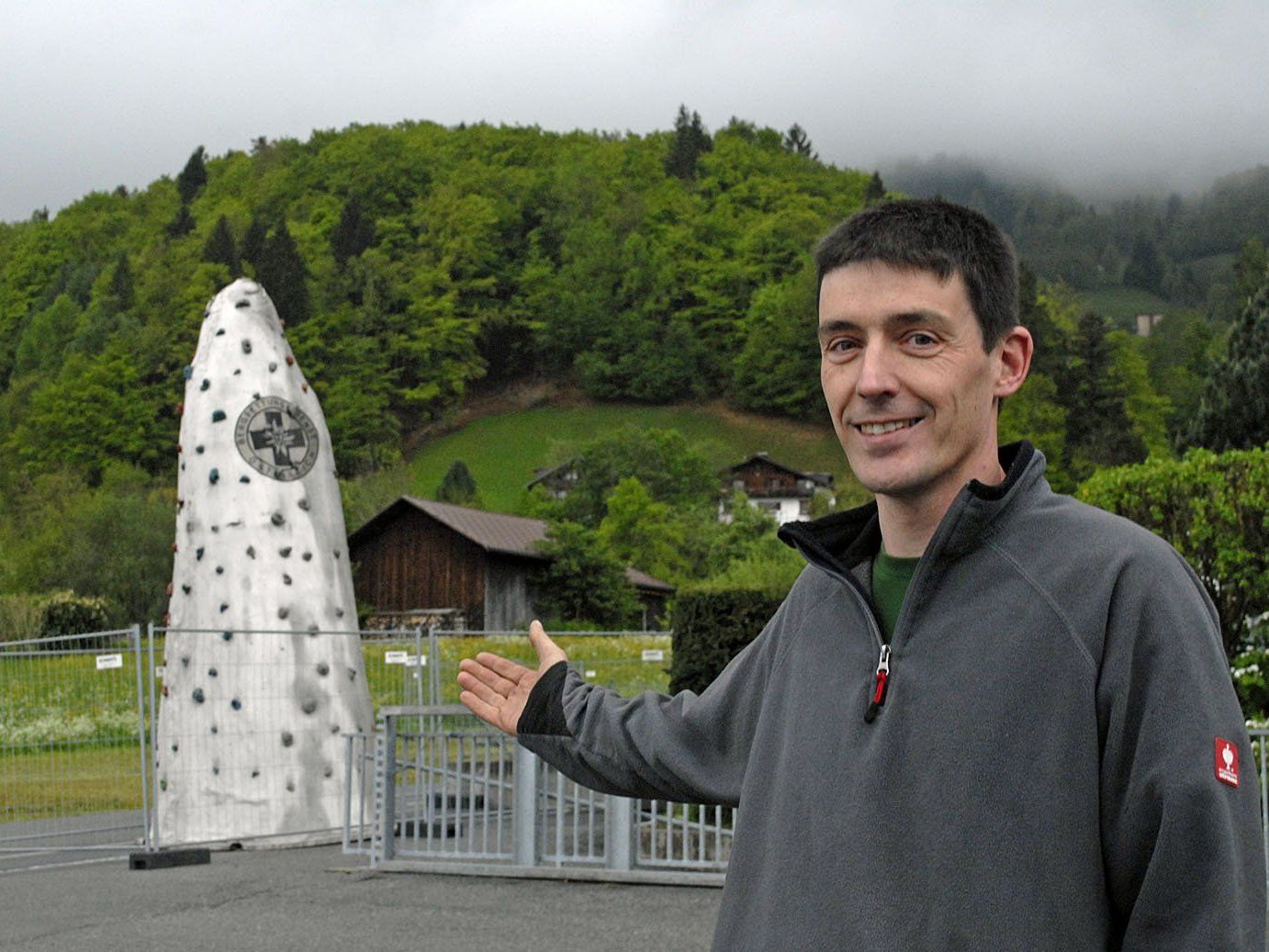 Der Ortsstellenleiter der Bergrettung Schruns-Tschagguns, Rupert Pfefferkorn, vor dem Kletterturm der Bergrettung Vorarlberg