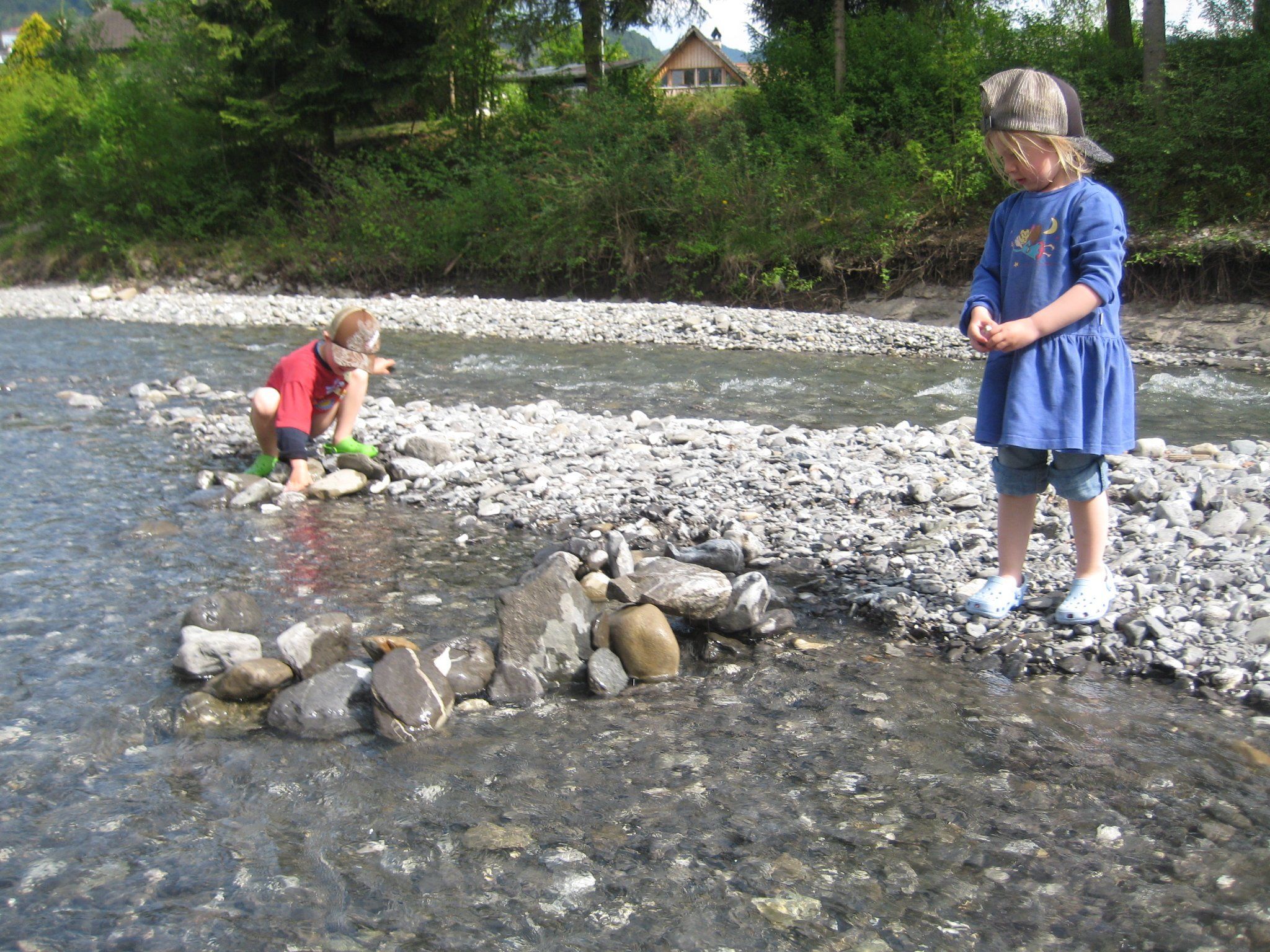 Wenn es keine Bauklötze gibt, dann spielen Kinder auch mit herumliegenden Steinen - wie hier an der Frutz Wenn es keine Bauklötze gibt, dann spielen Kinder auch mit herumliegenden Steinen - wie hier an der Frutz