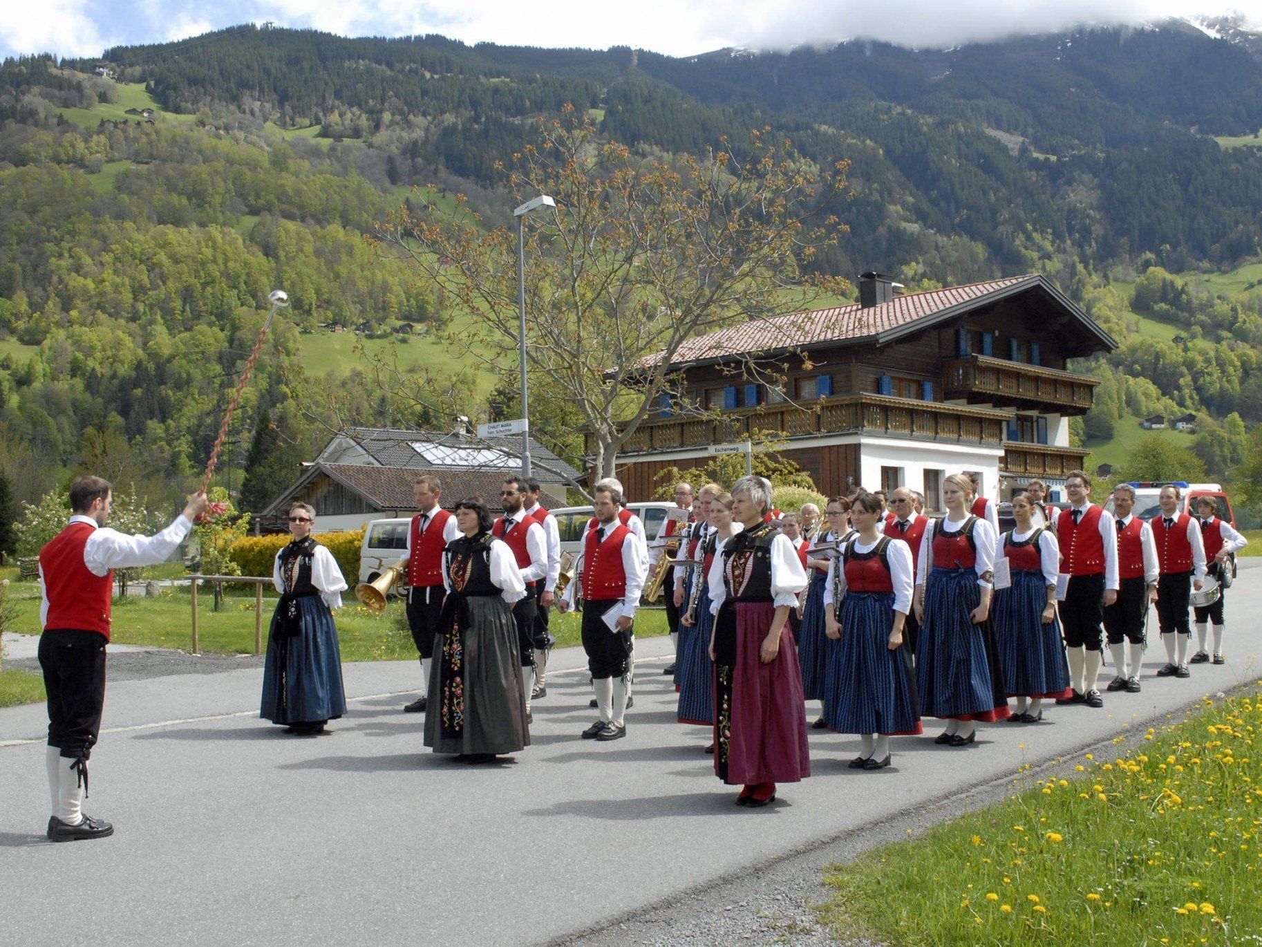 Die derzeit 40 Mitglieder zählende Harmoniemusik Tschagguns am diesjährigen "Tag der Blasmusik", hier in der Zelfen. Die derzeit 40 Mitglieder zählende Harmoniemusik Tschagguns am diesjährigen "Tag der Blasmusik", hier in der Zelfen.