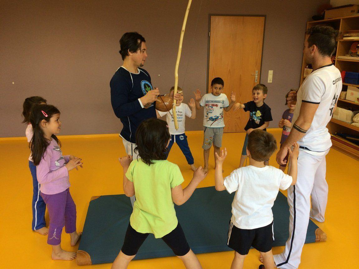 ASKÖ-Bewegungsstunden mit den Capoeira-Übungsleitern