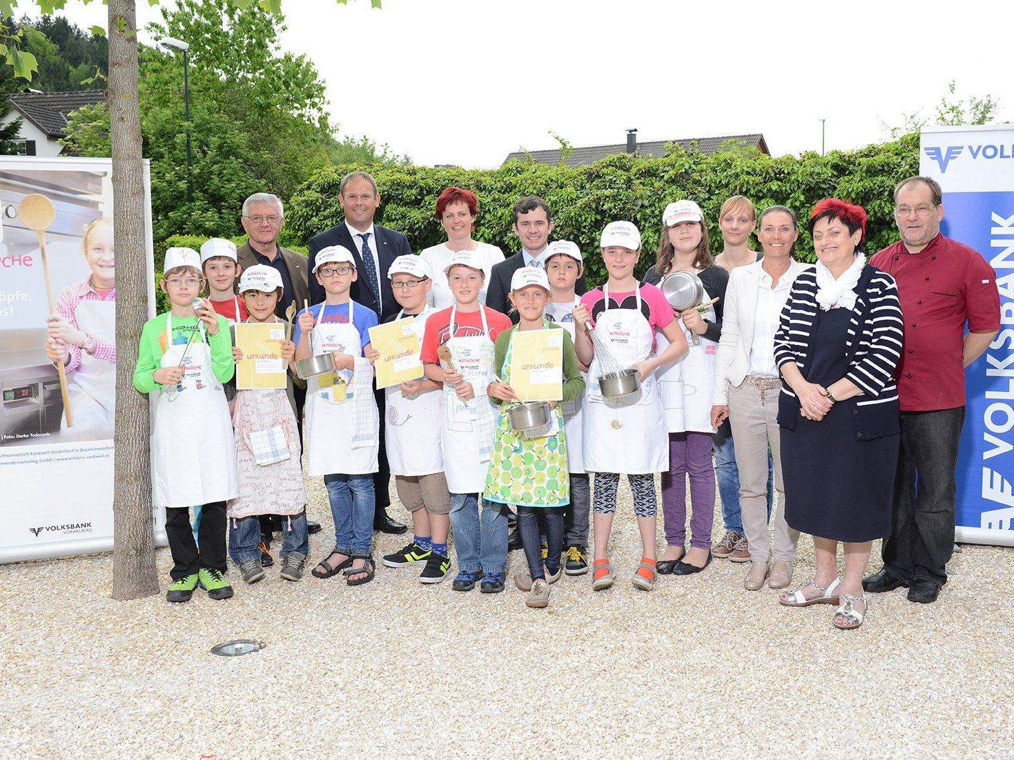 Die Rankweiler Miniköche mit den Veranstaltern und Organisatoren. Die Rankweiler Miniköche mit den Veranstaltern und Organisatoren.