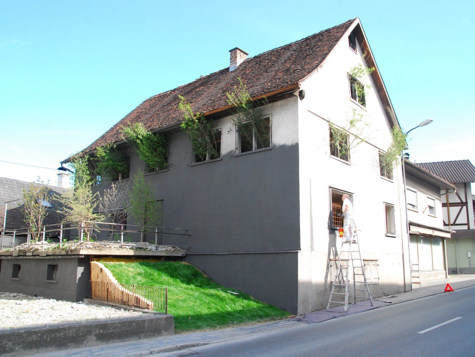 Die Malarbeiten an der Fassade werden in Kürze beendet sein. Die Malarbeiten an der Fassade werden in Kürze beendet sein.
