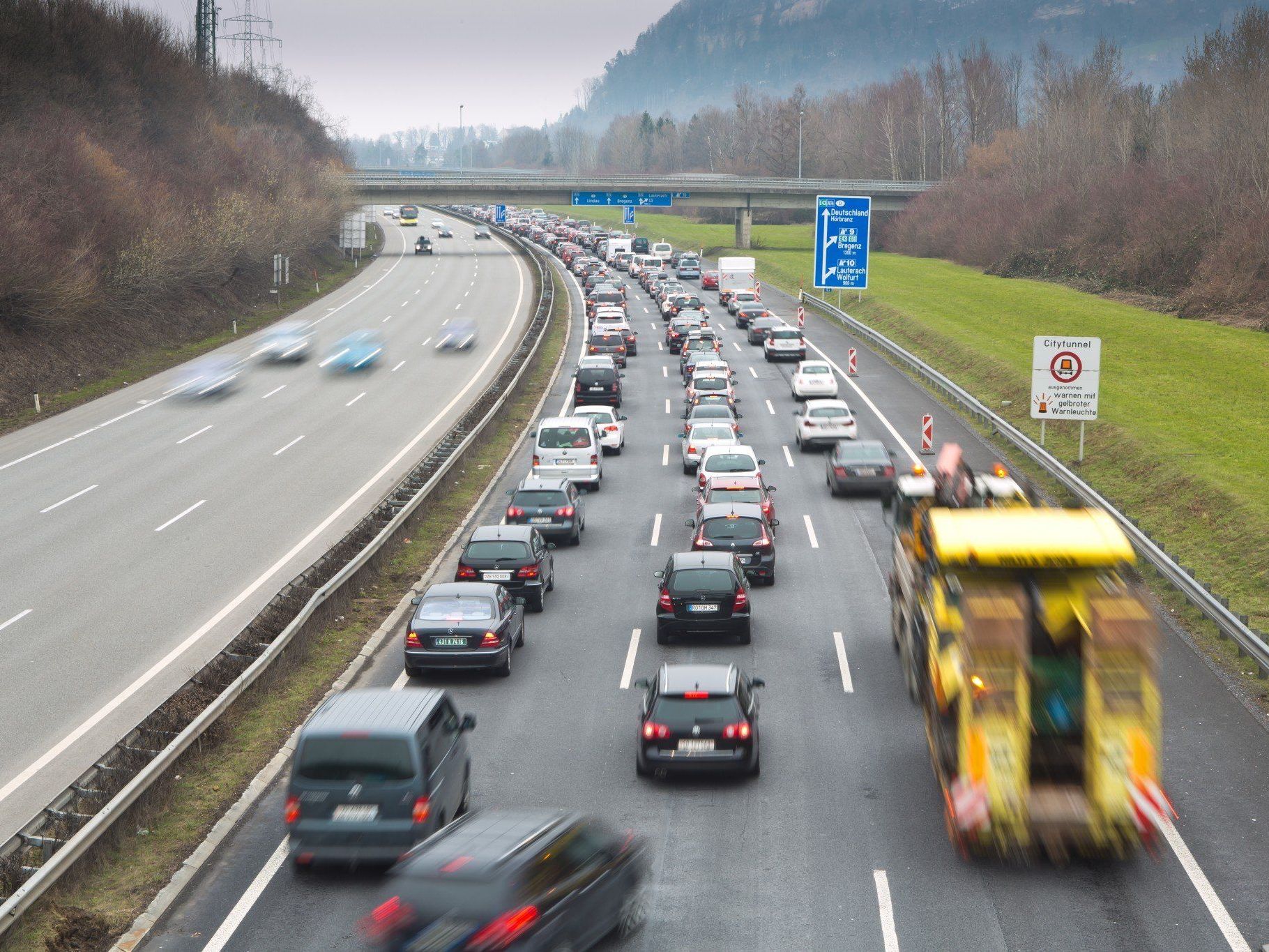 18-jähriger Lehrling zog Zündschlüssel des langsam fahrenden Wagens ab. 18-jähriger Lehrling zog Zündschlüssel des langsam fahrenden Wagens ab.