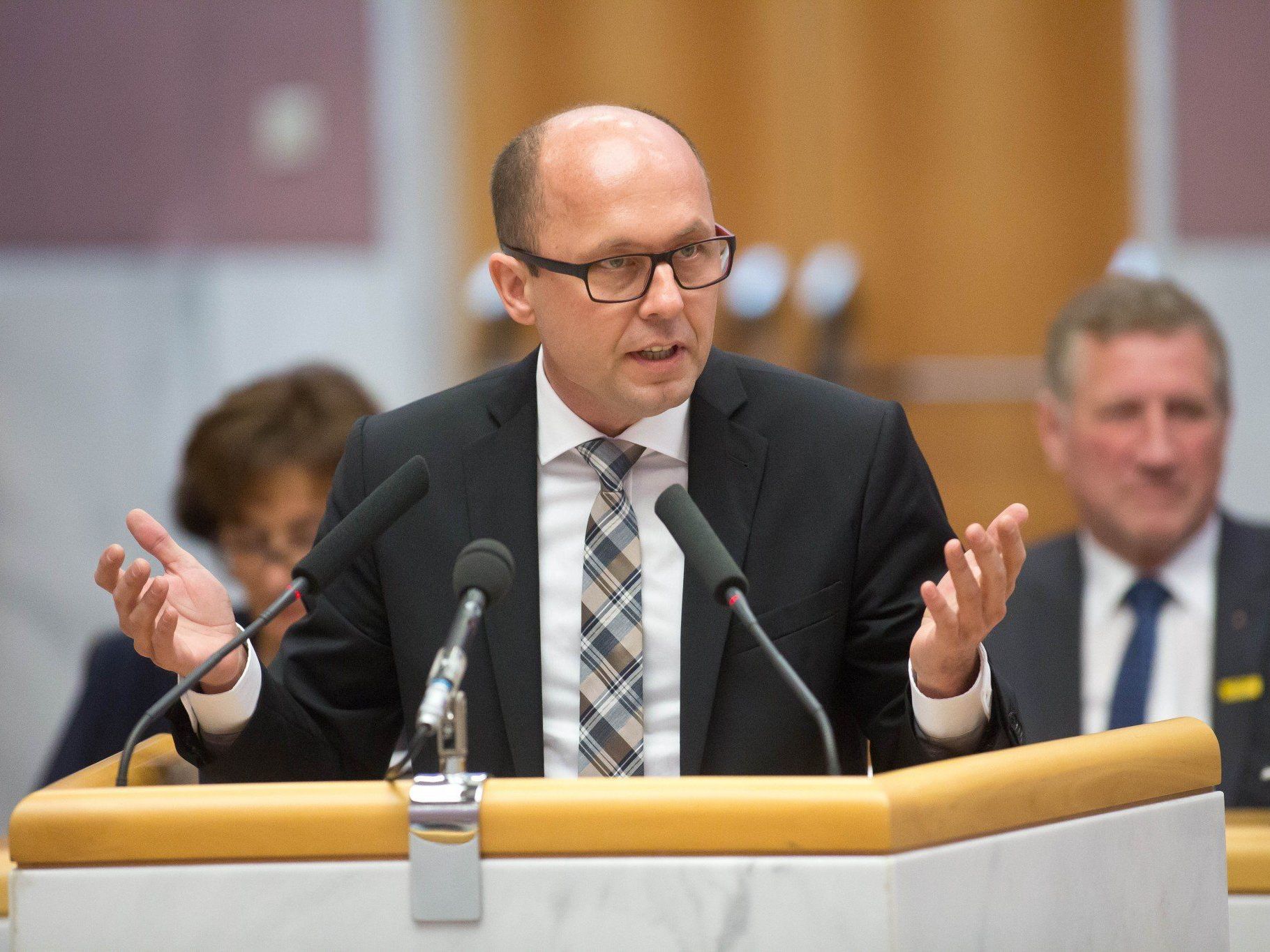 Bleibt ÖVP bei Steuerentlastung hart, will Ritsch den Koalitionspartner im Parlament übergehen. Bleibt ÖVP bei Steuerentlastung hart, will Ritsch den Koalitionspartner im Parlament übergehen.