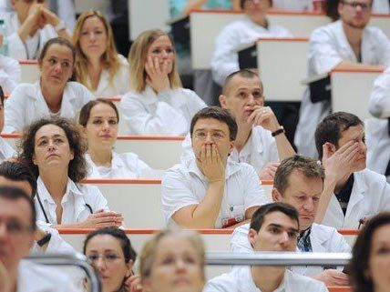 Wiener AKH: Ärzte sprachen Rektor Schütz Misstrauen aus Wiener AKH: Ärzte sprachen Rektor Schütz Misstrauen aus